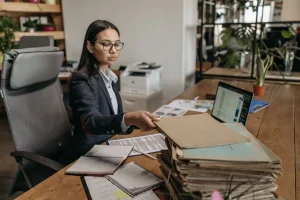 FUNGSI ADMINISTRASI KANTOR DALAM MENDUKUNG KELANCARAN OPERASIONAL PERUSAHAAN