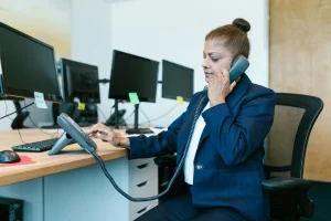 APA PERBEDAAN SEKRETARIS PERUSAHAAN, EXECUTIVE SECRETARY, DAN CORPORATE SECRETARY?