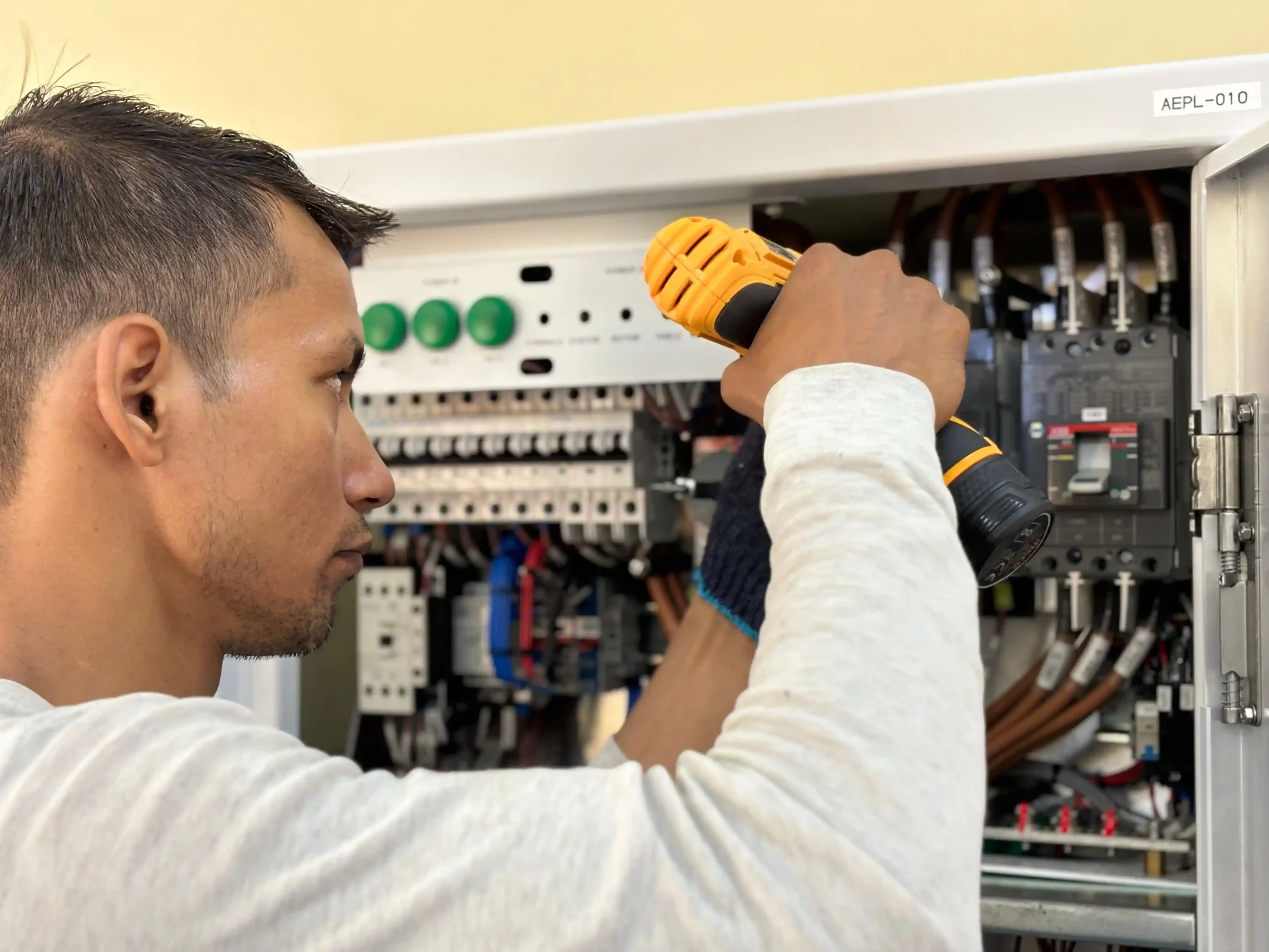 INSTRUMENTATION AND ELECTRICAL MAINTENANCE PERAN PENTING DALAM KEANDALAN SISTEM INDUSTRI
