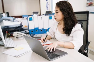 JADI KARYAWAN IDAMAN DENGAN KETERAMPILAN ADMINISTRASI KANTOR DIGITAL