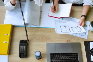 MANAJER ADMINISTRASI KANTOR: TUGAS, TANGGUNG JAWAB, KOMPETENSI, DAN JENJANG KARIER