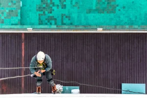 PERALATAN KESELAMATAN YANG WAJIB DIAWASI SAAT BEKERJA DI KETINGGIAN