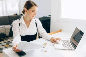 TUGAS SEKRETARIS PERUSAHAAN DALAM MENDUKUNG GOOD CORPORATE GOVERNANCE (GCG)