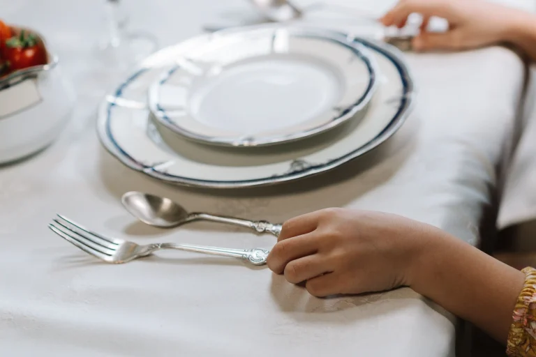 BAGAIMANA CARA MENERAPKAN TABLE MANNER DALAM SITUASI BERSANTAP FORMAL