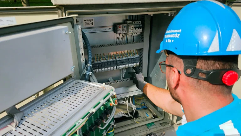 CARA MENJALANKAN ELECTRICAL MAINTENANCE UNTUK MENCEGAH DOWNTIME INDUSTRI