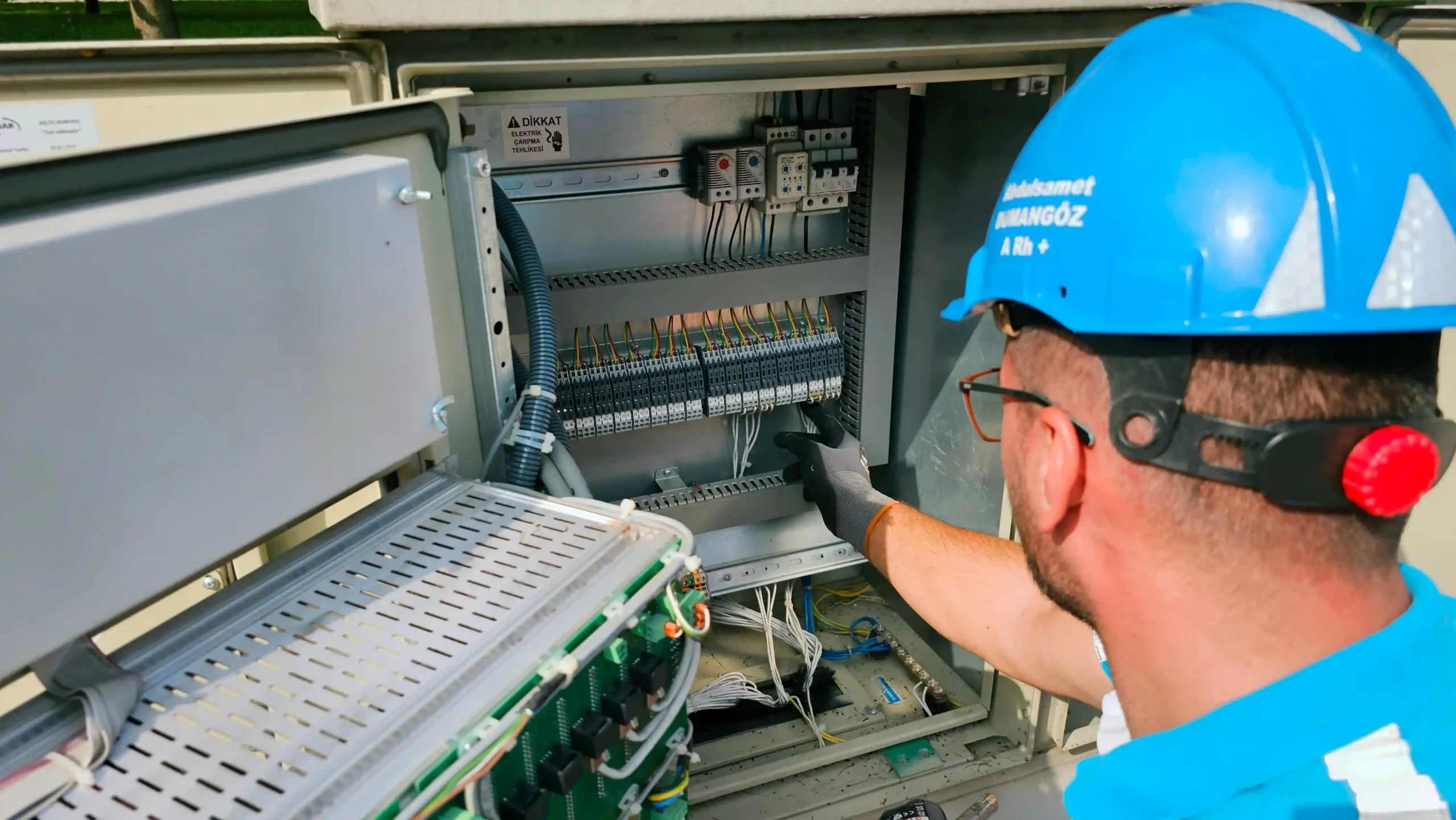 CARA MENJALANKAN ELECTRICAL MAINTENANCE UNTUK MENCEGAH DOWNTIME INDUSTRI