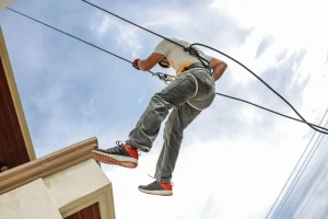 PERAN SAFETY HARNESS DAN ANCHOR POINT DALAM MENCEGAH RISIKO JATUH