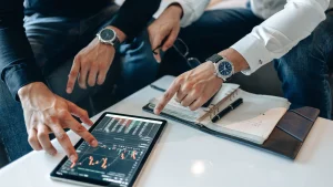 PERAN SEKRETARIS PERUSAHAAN DALAM MENDUKUNG HUBUNGAN INVESTOR