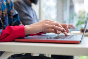 RAHASIA MENULIS EMAIL BISNIS YANG SINGKAT, JELAS, DAN PROFESIONAL